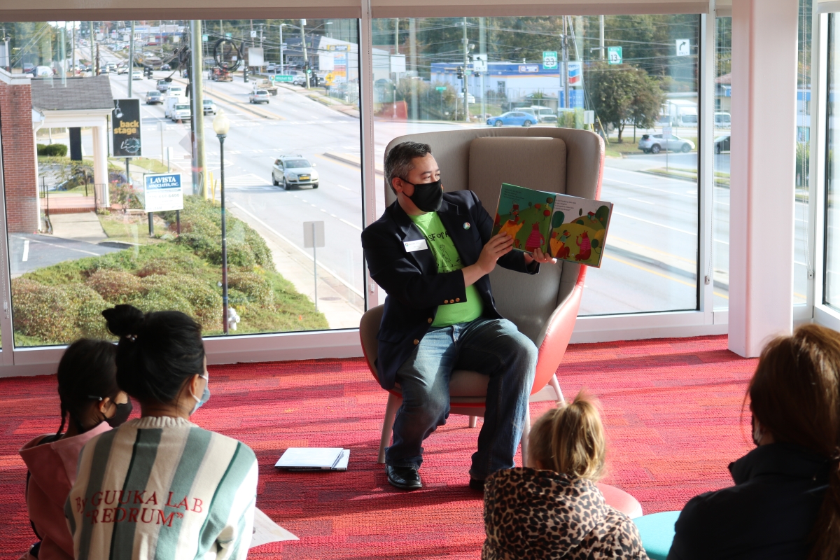 Ben reading to kids at the Gwinnett County Public Library
